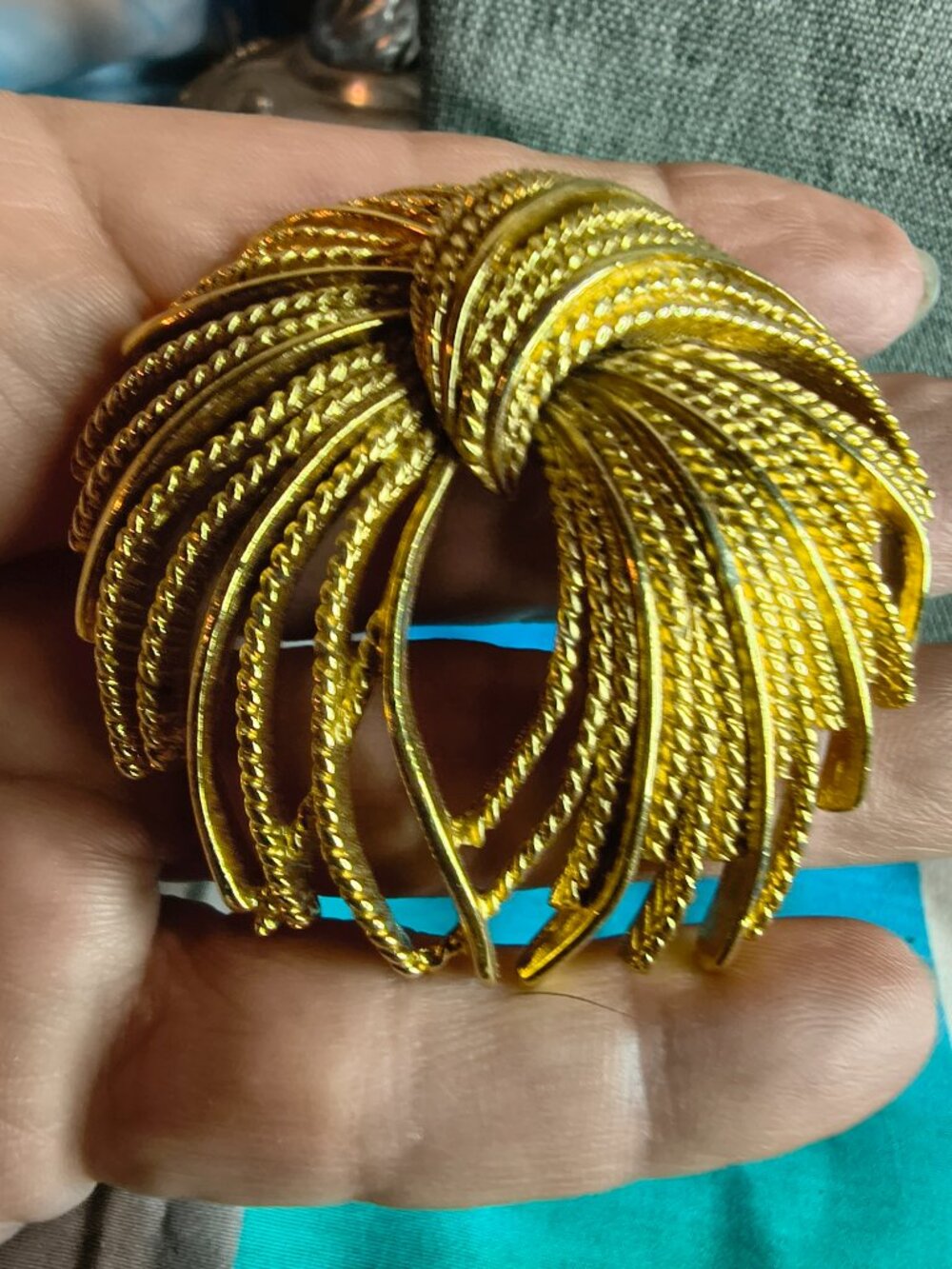 Vintage Monet Mirador Gold Tone Brooch View 4